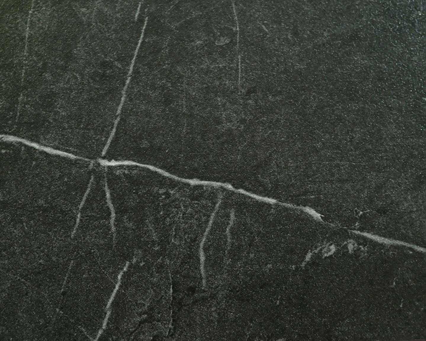 801頁蓋特仿黑白根石紋桌面特寫